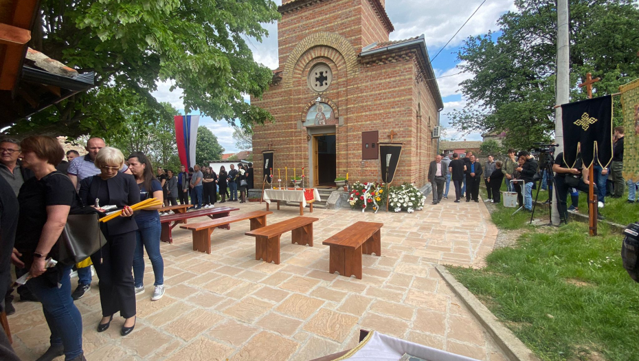STIHOVI POSVEĆENI UBIJENIMA U MLADENOVCU  Orašje mi pile krilom suzu krije, Ubio vas ni trepnuo dželat nije