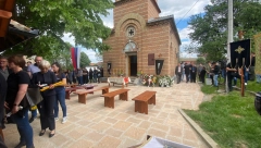 STIHOVI POSVEĆENI UBIJENIMA U MLADENOVCU  Orašje mi pile krilom suzu krije, Ubio vas ni trepnuo dželat nije