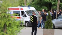 PORED KOVČEGA MEDA I OMILJENE BOMBONE Porodica više nije imala snage, prekinute izjave saučešća na sahrani A.D. na Novom Bežanijskom groblju