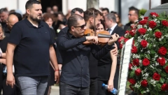 REKA SUZA NA BEŽANIJSKOM GROBLJU Devojčica D.A. ispraćena uz zvuk violine (FOTO/VIDEO)