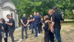 ANABELA NA SAHRANI DEVOJČICE A.D. Pevačica na Bežanijskom groblju sa suprugom i ćerkom, u ruci bele ruže(FOTO+VIDEO)