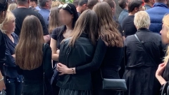 CRNI ĐURĐEVDAN, TUGA NA NOVOM GROBLJU Deca se poslednji put opraštaju od tragično stradale M.A. (FOTO/VIDEO)