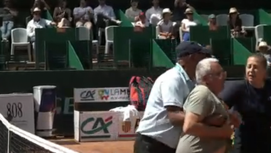 HOĆU DA GA VIDIM Navijač prekinuo meč, pa počeo da viče