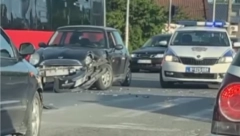 NESREĆA NA ZRENJINSKOM PUTU U BORČI Automobil zgužvan do neprepoznatljivosti (VIDEO)