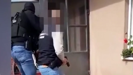 RUKE GORE, LEZI DOLE ODMAH! Ekspresno uhapšen muškarac koji je pretio da će pobiti celu Rumu (VIDEO)