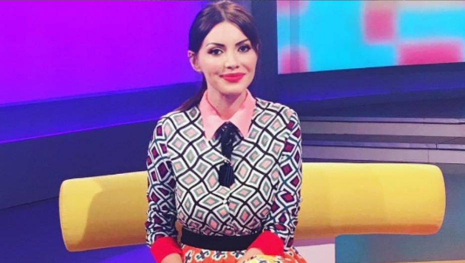 PRIVATNE FOTKE VODITELJKE SLAGALICE I NJENOG 18. GODINA STARIJEG MUŽA Skinuli se i pokazali prisnost, a razlika u godinama je očigledna (FOTO)