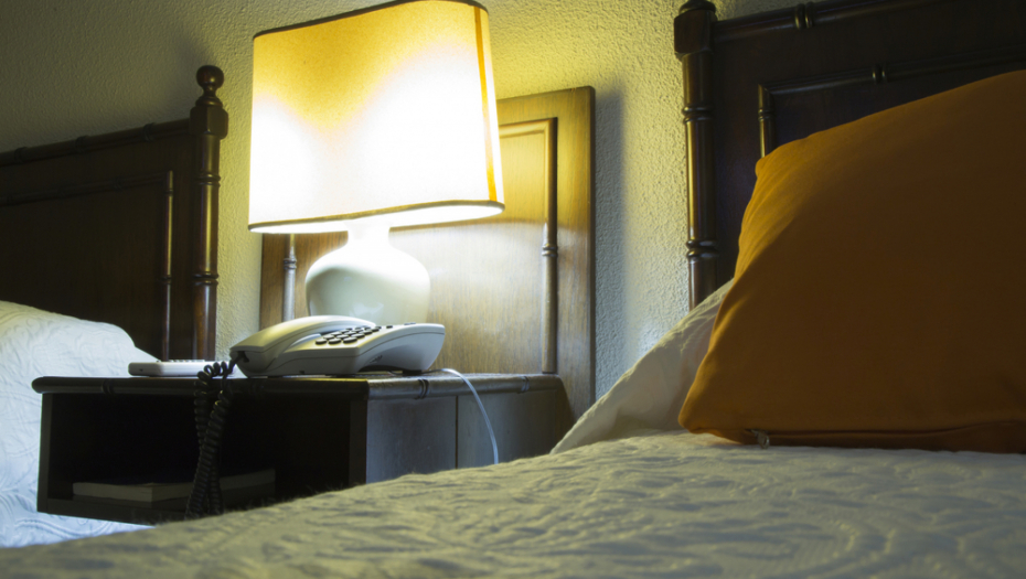 POGLEDAO JE KREVET U HOTELSKOJ SOBI I ODMAH IH TUŽIO: Vratili su mu 700 evra, evo i zašto!