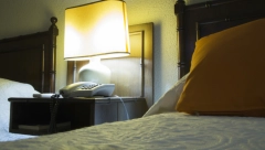 PRSTEN VREDAN 750 HILJADA EVRA PRONAĐEN U USISIVAČU Žena ga ostavila na stolu, kad se vratila po njega on je "magično" nestao