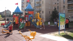 VIC DANA Dok su se dru­ga de­ca igra­la u pe­sku...