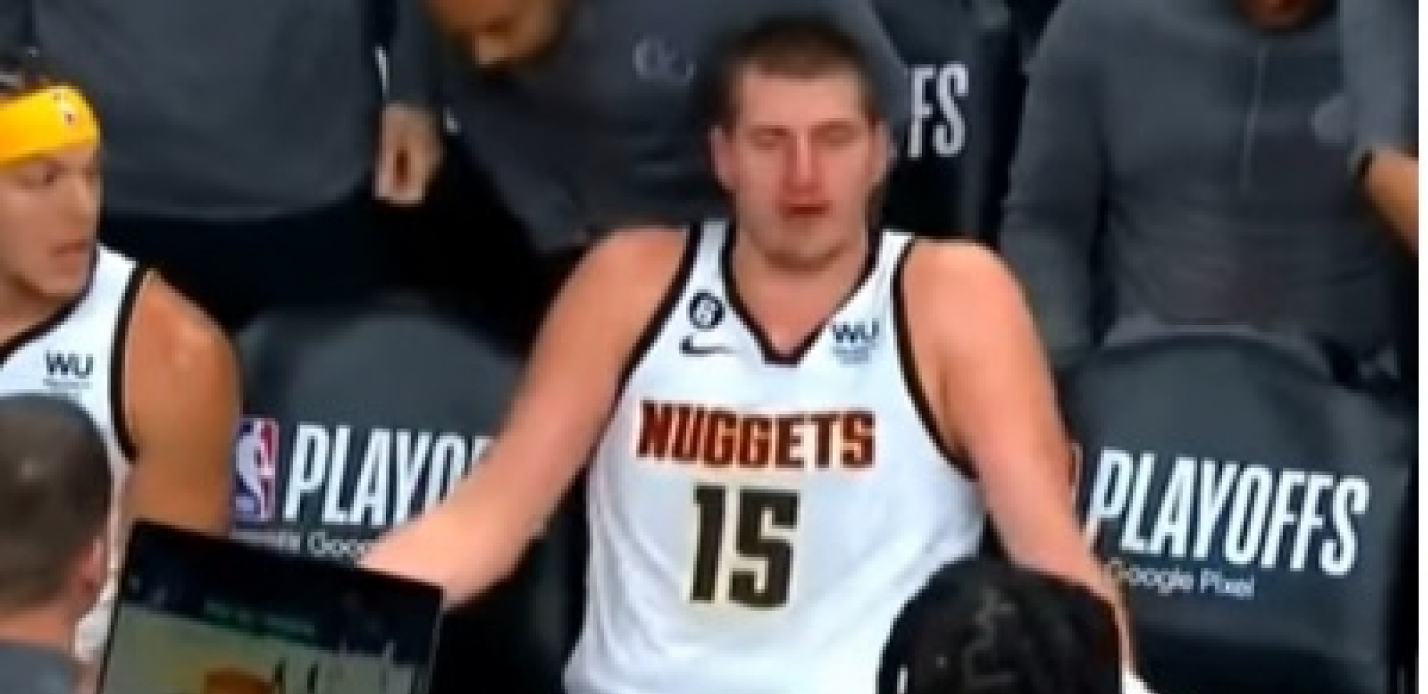 ON JE MIRAN DEČKO, ALI... Ovako izgleda kad Jokiću padne roletna, saigrači ga doveli do ludila (VIDEO)