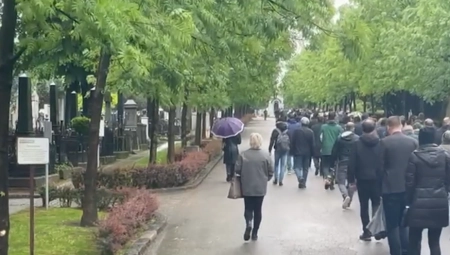 "BIĆEŠ ŽIVA DOK SAM JA ŽIVA" Devojčica se potresnim rečima oprostila od svoje drugarice na Novom groblju (VIDEO)