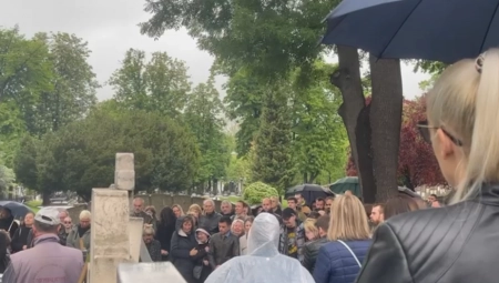 "TEARS IN HEAVEN" Otac i majka zagrljeni plakali nad grobom uz omiljenu pesmu svoje devojčice