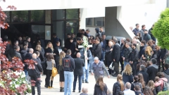 DEČJE SUZE SU NEZAUSTAVLJIVE! JECAJI PARAJU NEBO! Đaci došli da isprate drugaricu A.B. (VIDEO)