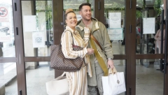 MARIJA MIKIĆ NAPUSTILA PORODILIŠTE! Suprug stigao po nju i sina, pevačica otkrila na koga se liči mali Mili! (FOTO)