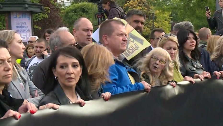 KAKVA EKIPA NA LEŠINARSKOM PROTESTU Mira Lutkarka šefica parade, koordinira Mariniku i Sandu!