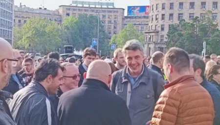 KLIBERI SE DOK SRBIJA PLAČE Sramno ponašanje Đorđa Miketića na protestu (FOTO)