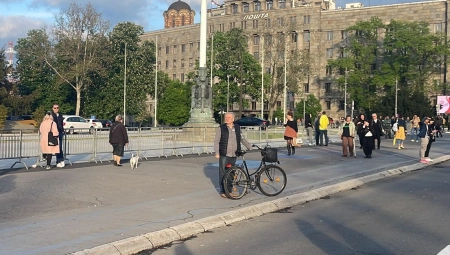 "ŠTA ĆEMO SAD?" Pometnja na protestu opozicije! Prekinut lanac instrukcija, traže od Šolakovog novinara da im kaže gde da idu!