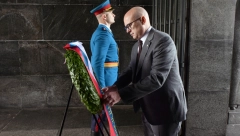 INTONIRANJE HIMNE I SVEČANI STROJ GARDE Vučević položio venac na Spomenik Neznanom junaku povodom Dana pobede (FOTO)