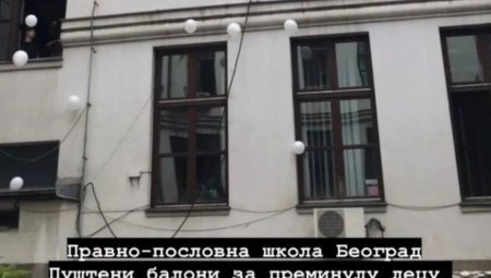 DA PREPUKNE SRCE OD TUGE Učenici pustili bele balone s prozora, u znak sećanja na nastradale u masakru