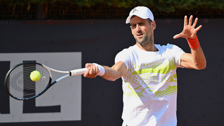 ZANIMLJIV SUSRET U PARIZU Đoković stigao na trening, a onda je ugledao njega i ovako reagovao (FOTO)