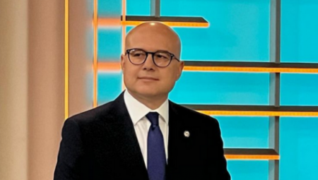 VUČEVIĆ OSUDIO AGRESIVNU RETORIKU OPOZICIJE Protesti protiv nasilja u društvu sa porukama “prebićemo”, “ubićemo”, “vijaćemo vas po ulicama”