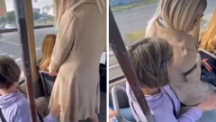 PLAVUŠA SELA NA BAKU, JER JE "BOLE NOGE"! Osvanuo šok snimak iz tramvaja na Novom Beogradu (VIDEO)