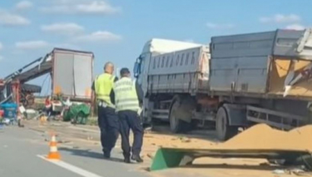 TRAGEDIJA KOD KUZMINA Vozač kamiona na licu mesta poginuo, vatrogasci izvlačili telo! (FOTO)