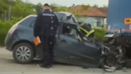VOZAČ (37) ZAKUCAO SE U PARKIRANI KAMION, NIJE MU BILO SPASA Detalji teškog udesa na ibarskoj magistrali