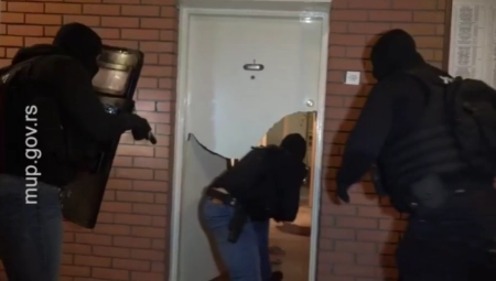 ŽELJANA, BOSILJKA I DARIJA NA INTERNETU DELILE OGLASE ZA PROSTITUCIJU Otkrivamo ko su uhapšeni koji su podvodili devojke, među uhapšenima i tri žene (FOTO/VIDEO)