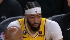 DRAMA U NBA Dobio lakat u glavu, u kolicima ga izveli iz hale (VIDEO)