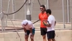 DRAMA NA RAFINOM TRENINGU Nadal se raspada od bolova, svi se okupili oko njega - šanse za Rolan Garos sve manje (VIDEO)