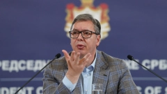 VUČIĆ ODGOVORIO KRITIČARIMA: Sveću žrtvama masakra sam zapalio u crkvi, od toga ne treba praviti predstavu