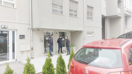 MUK ISPRED ZGRADE NA ZVEZDARI Beživotno telo devojke na krevetu, u spavaćici našla je njena sestra (FOTO/VIDEO)