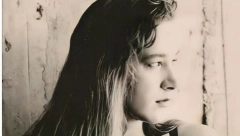 DA LI PREPOZNAJETE PEVAČICU SA FOTOGRAFIJE? Njenu karijeru obeležio je veliki skandal, svi je znate, a danas izgleda totalno drugačije