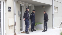 PRVE FOTOGRAFIJE Uplakana sestra preminule devojke (22) izašla iz zgrade (FOTO)