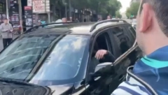 BOLJE TI DA SE SKLONIŠ! PRETNJE NA PROTESTU Od nasilne manjine pošten čovek ne može ni ulicom da prođe (VIDEO)