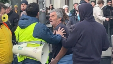 NAPILI SE, PA NAPALI GRAĐANE! Užas na skupu opozicije! Vitlaju flašama, teturaju se po ulicama i nasrću na ljude! (VIDEO)