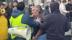 NAPILI SE, PA NAPALI GRAĐANE! Užas na skupu opozicije! Vitlaju flašama, teturaju se po ulicama i nasrću na ljude! (VIDEO)