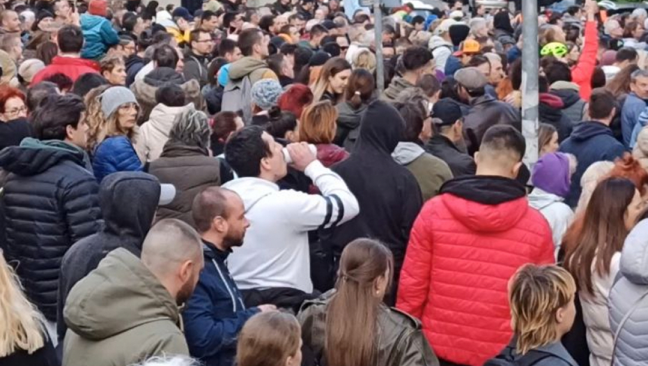 IMA LI IKO TREZAN NA OVOM PROTESTU?! Doveli pijandure da blokiraju Gazelu i maltretiraju narod (FOTO/VIDEO)