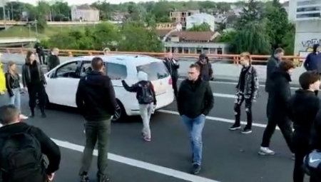 MAJKA SA ČETVORO DECE U AUTU NE MOŽE DA PROĐE PREKO MOSTA Ovako izgleda politički protest "protiv nasilja" u Beogradu (VIDEO)