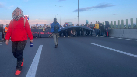 KOLIKO KOŠTA ŠAL ŽAKLINE TATALOVIĆ KOJI NOSI NA PROTESTU? Alo! istražuje - košta kao cela nečija plata! (FOTO)