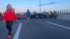 EVO KO PREDVODI POLITIČKE  PROTESTE U BEOGRADU Na čelu kolone "nezavisna novinarka" Žaklina Tatalović!