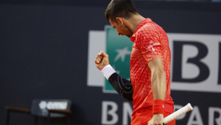 NOVAK ĆE SAD PREGAZITI SVE Srbi iz Zvečana šalju Đokoviću srpsku trobojku u Pariz