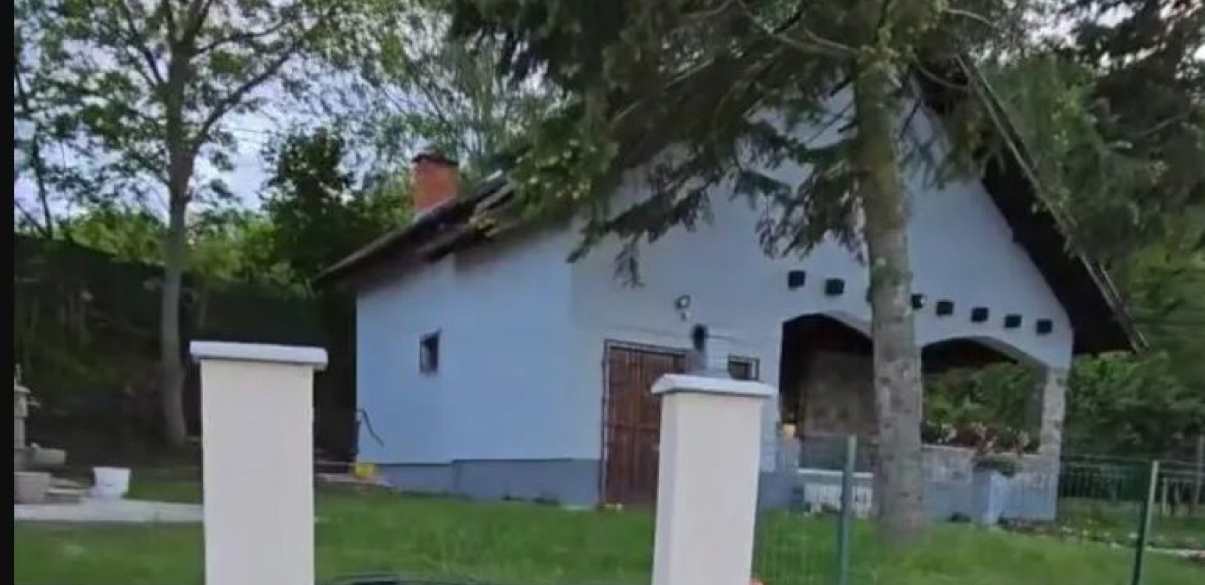 OVO JE VIKENDICA NAŠEG POZNATOG PEVAČA Umesto majstora, kuću su renovirali on i njegova žena, a evo kako je to izgledalo (FOTO)