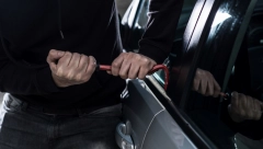 OVO SU NAČINI KAKO DA ZAŠTITITE VAŠ AUTOMOBIL OD KRAĐE Lopovi najčešće koriste ove tehnike, policija apeluje na jednu stvar