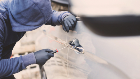 KRAO NOVAC IZ PARKIRANIH AUTOMOBILA Uhapšen lopov u Subotici