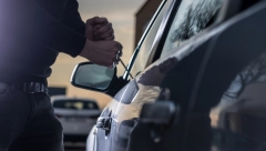 TINEJDŽERI POZAJMILI AUTOMOBIL  Vozlii se i oštetili mobilijar ispred kapele na groblju
