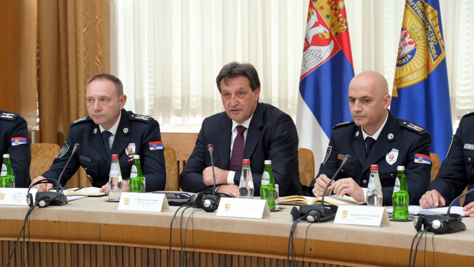 MINISTAR GAŠIĆ ODRŽAO KOLEGIJUM O REZULTATIMA RADA POLICIJE Posebno analizirani izveštaji o zločinima u Mladenovcu i "Vladislavu Ribnikaru" (FOTO)