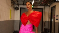 IMA TEŠKU ŽIVOTNU PRIČU! Voditeljka Evrovizije izgledom je raspametila javnost, a o svojim traumama otvoreno je pričala