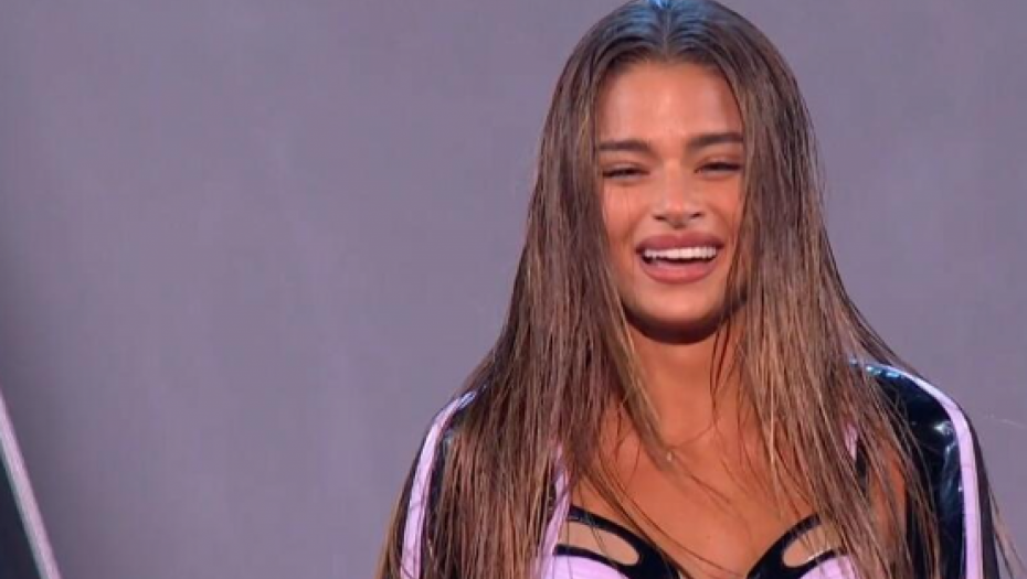 IZRAELSKA PREDSTAVNICA HIPNOTISALA ČITAV SVET Energičnim i provokativnim nastupom napravila haos, publika u transu! (VIDEO)